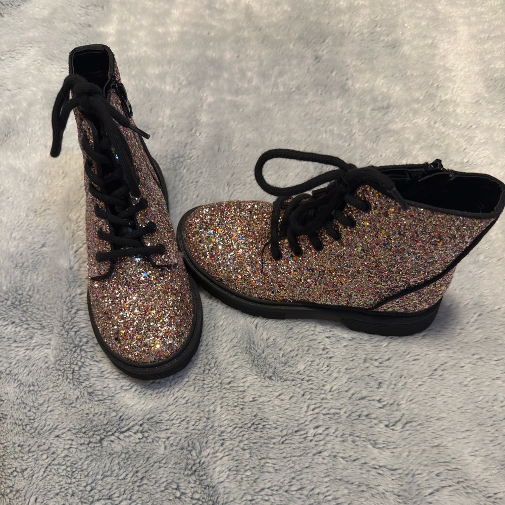 Like new girls fashion boots! Lots of shine!